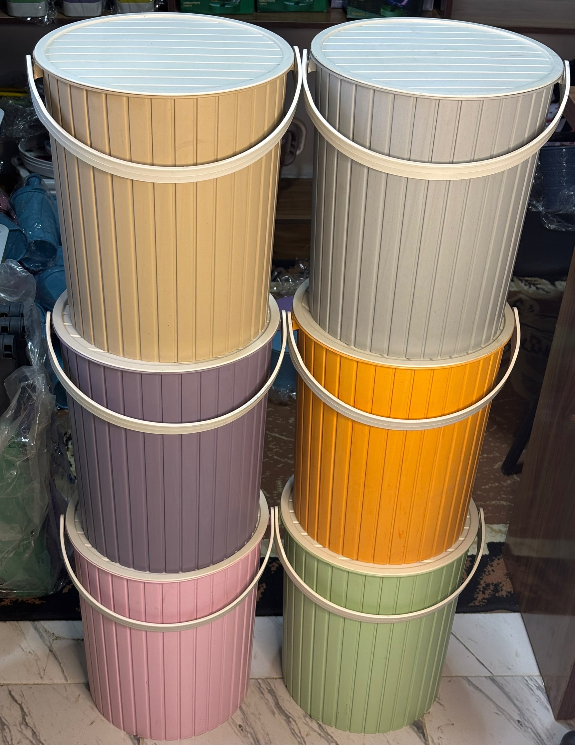 Big Storage Bucket With Cover